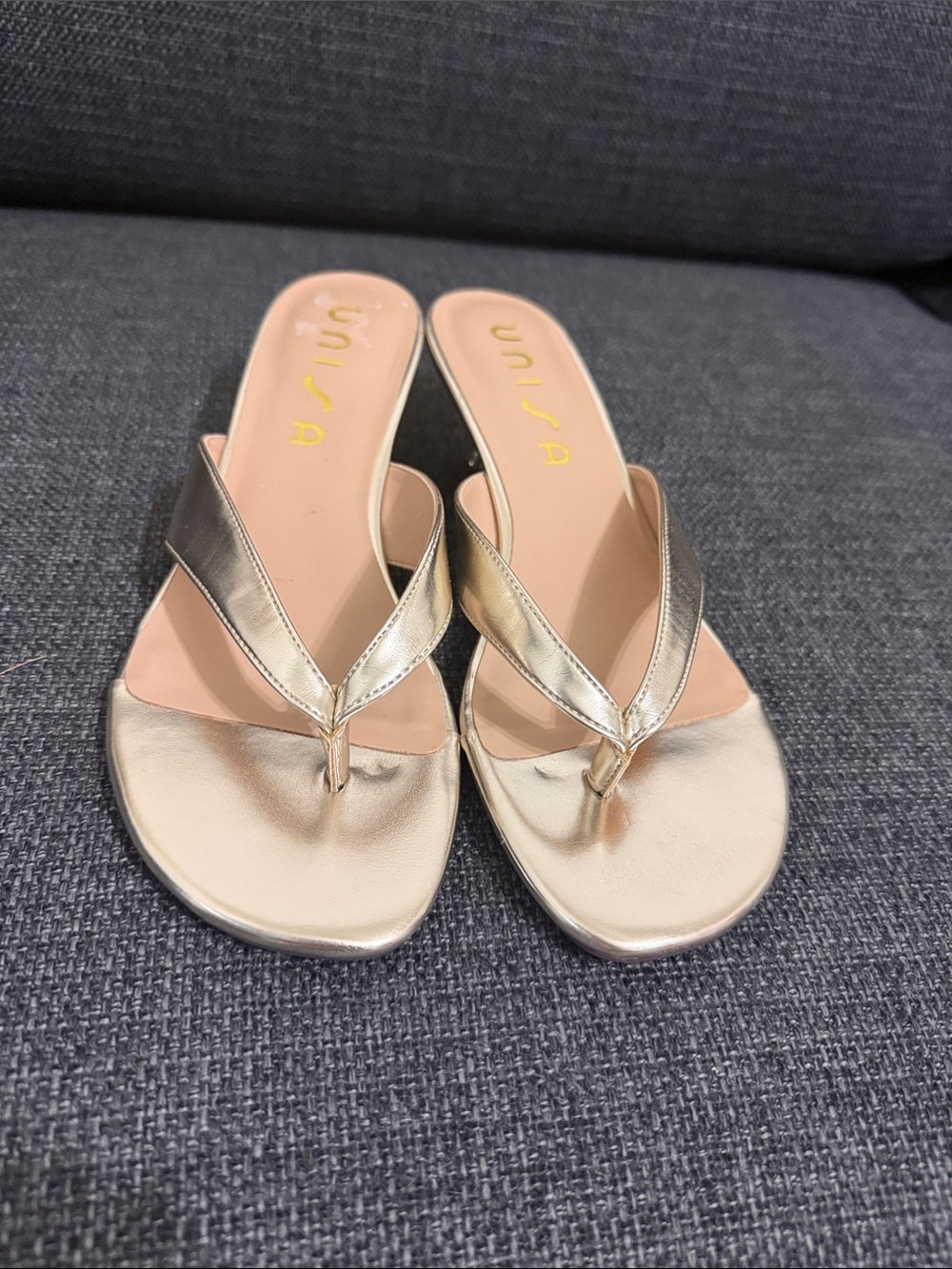 Unisa NEW Size 8 1/2M Gold Metallic Thong Kitten Heel Sandals - Picture 2 of 5